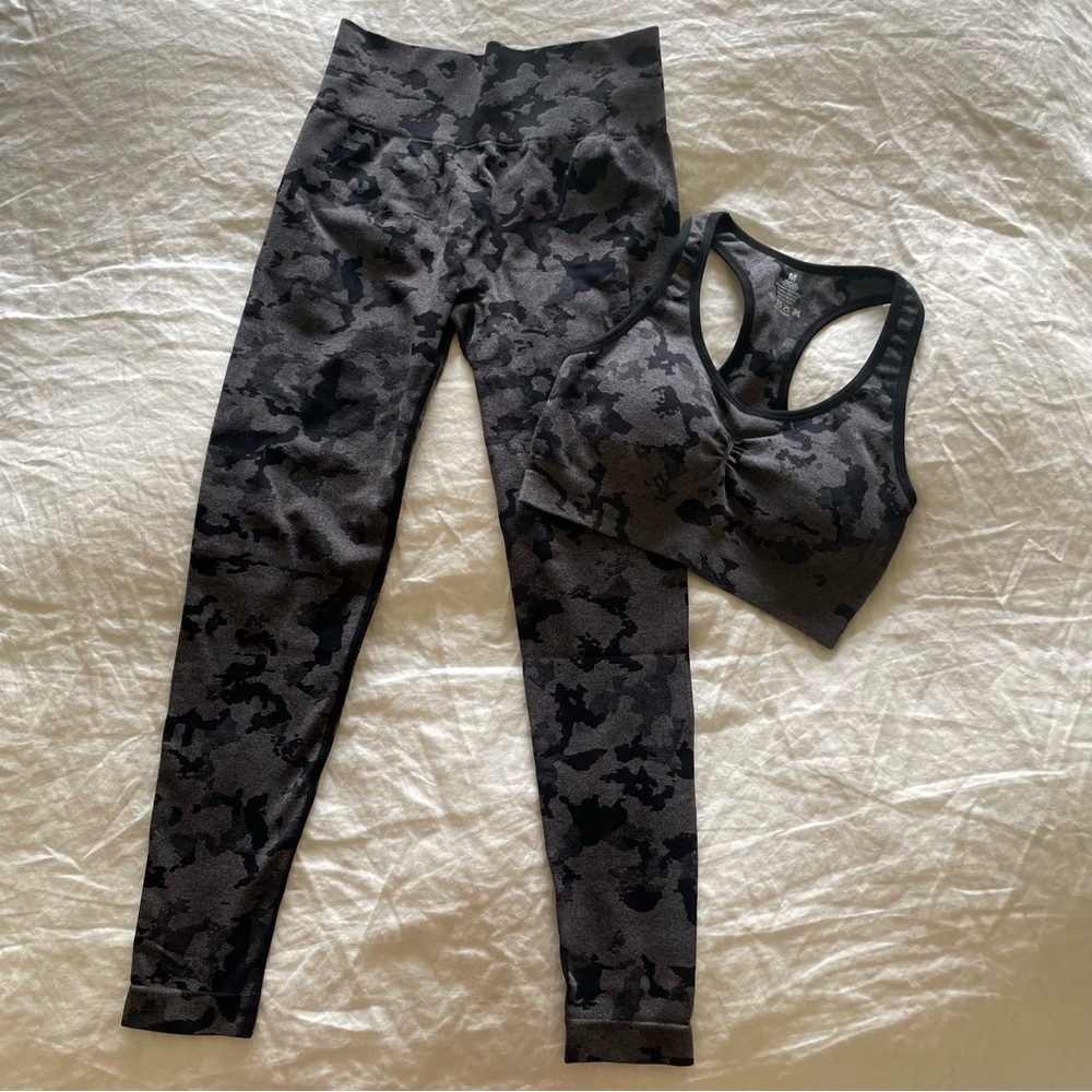 ‼️SOLD‼️NEW Seamless gray and black camo leggings and bra, booty scrunch size M